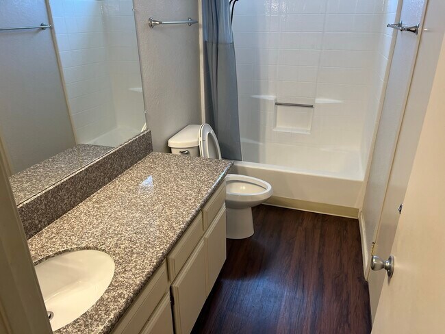 Foto del edificio - 13910 Juniper St