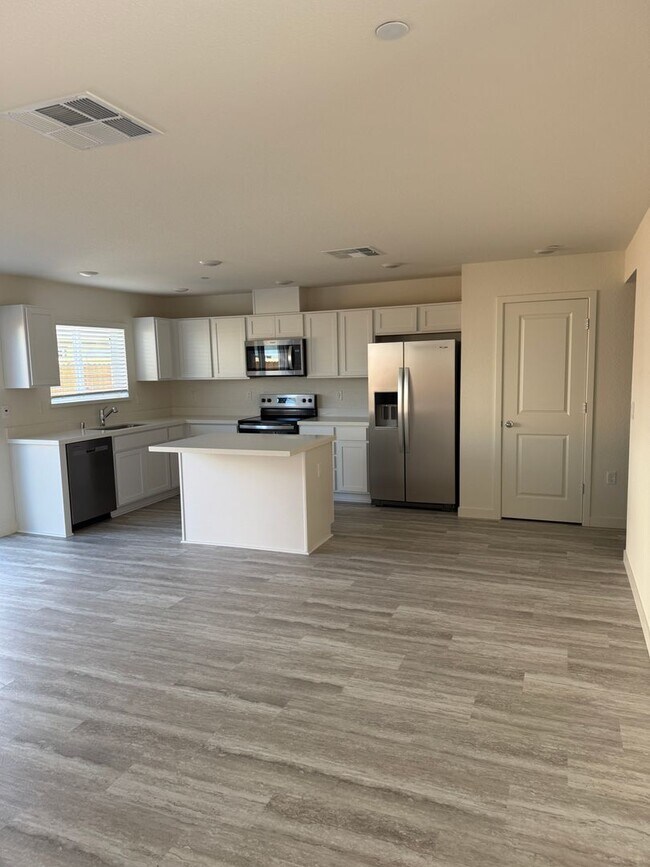 Foto del edificio - Beautiful 3/2.5 NEW BUILT Roseville Home