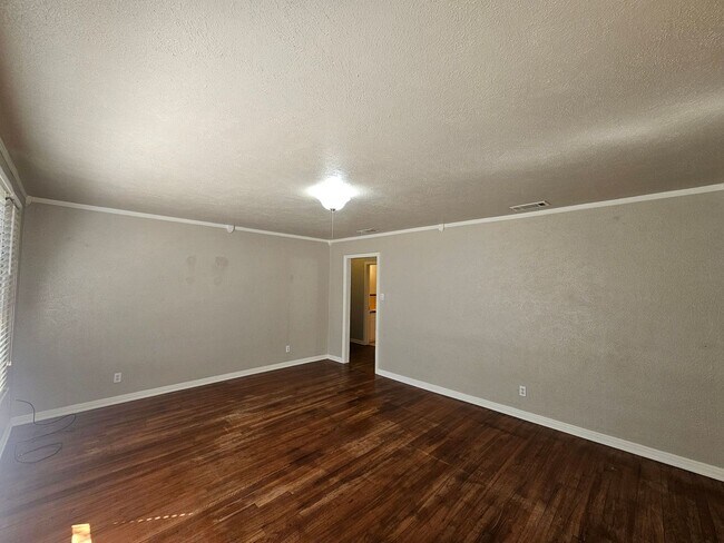 Foto del edificio - PRICE DROP!!! AVAILABLE NOW!