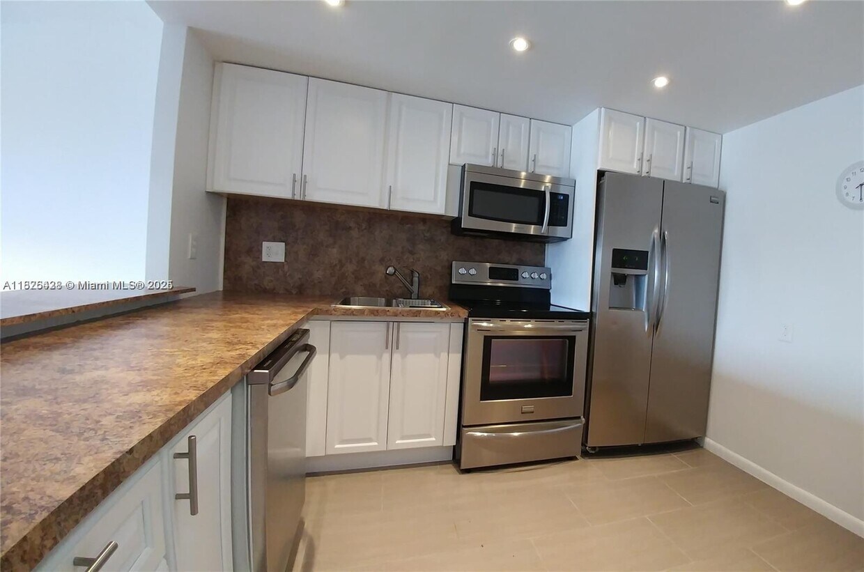 Primary Photo - 2200 E Hallandale Beach Blvd
