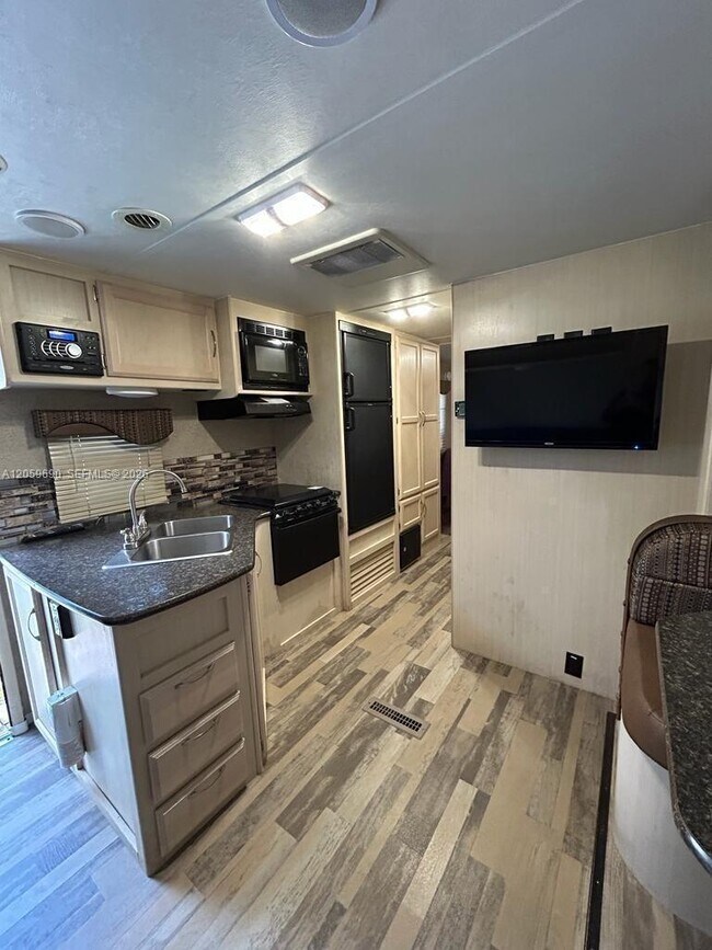 Foto del edificio - 4360 SW 22nd Ct