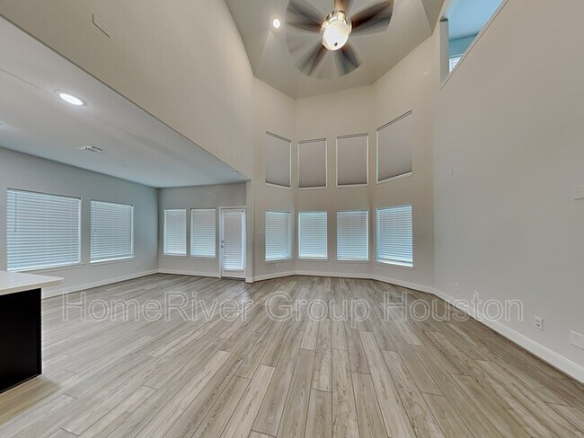 Building Photo - 8926 Emerald Cane Dr