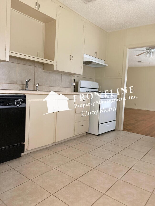 Building Photo - North Arlington Two Bedroom Home