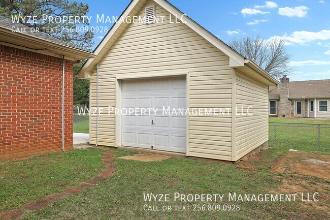 Building Photo - 2202 Manchester Cir SW