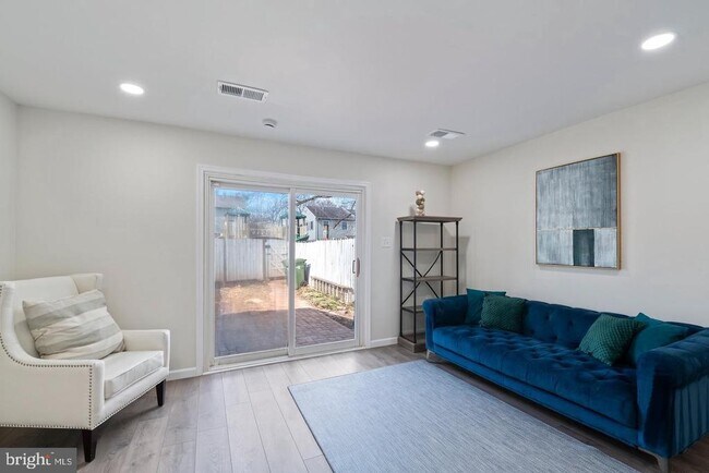 Foto del edificio - 7616 Somerset Ln