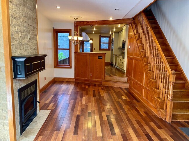 Foto del edificio - Luxurious 5-Bedroom Brownstone in the Hear...