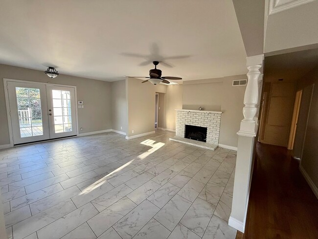 Building Photo - 6481 Dos Rios Rd