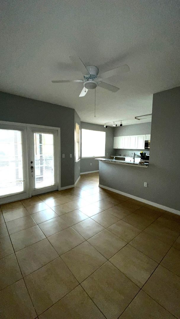 Foto del edificio - Charming 2/2 Spacious Condo with a Screene...