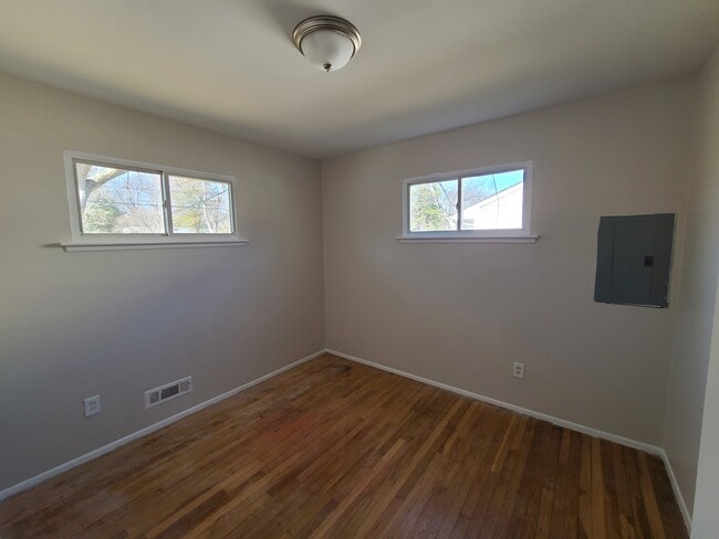 Building Photo - 1319 Eisenhower St
