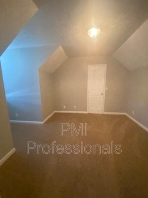 Building Photo - 2915 Holsted Dr