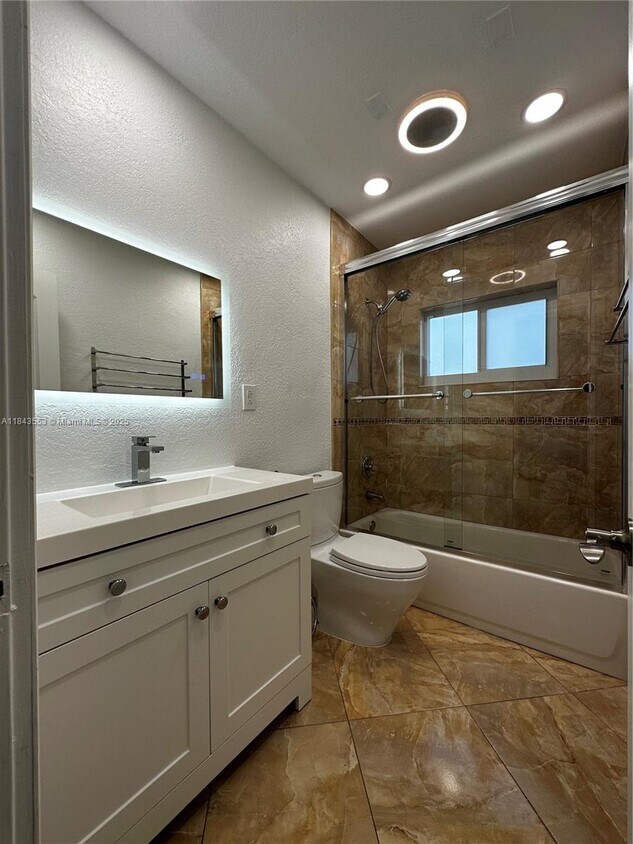 Foto principal - 18121 NW 32nd Ave