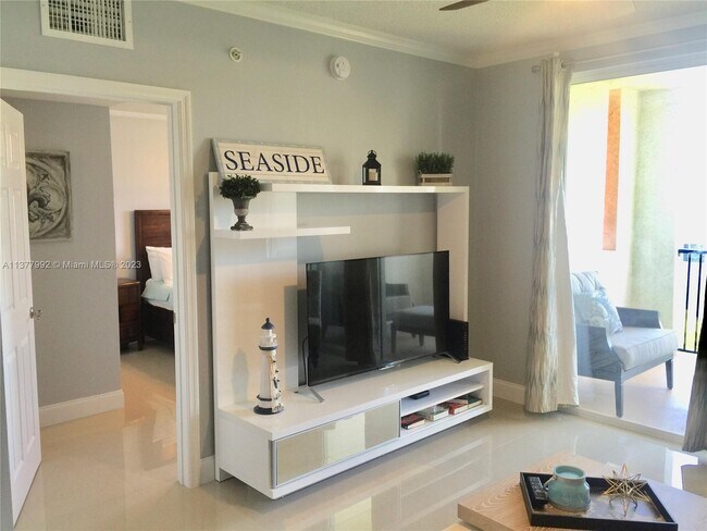 Foto del edificio - 17145 N Bay Rd