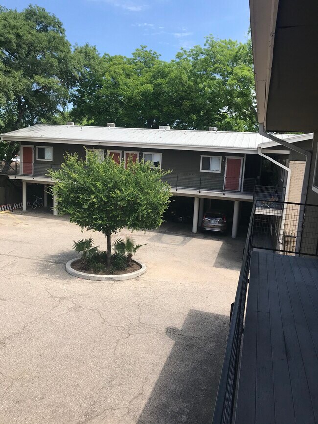 Foto del edificio - 704 Denson Dr