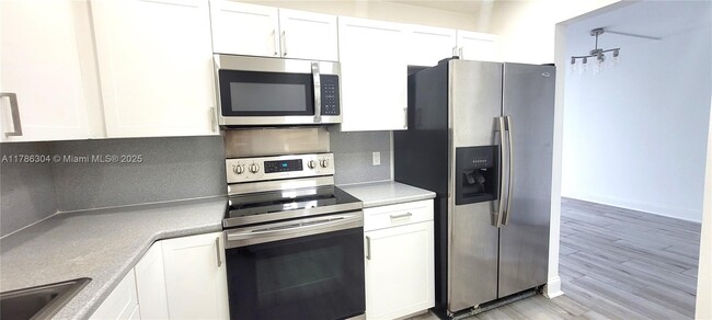 Foto del edificio - 2500 NE 135th St