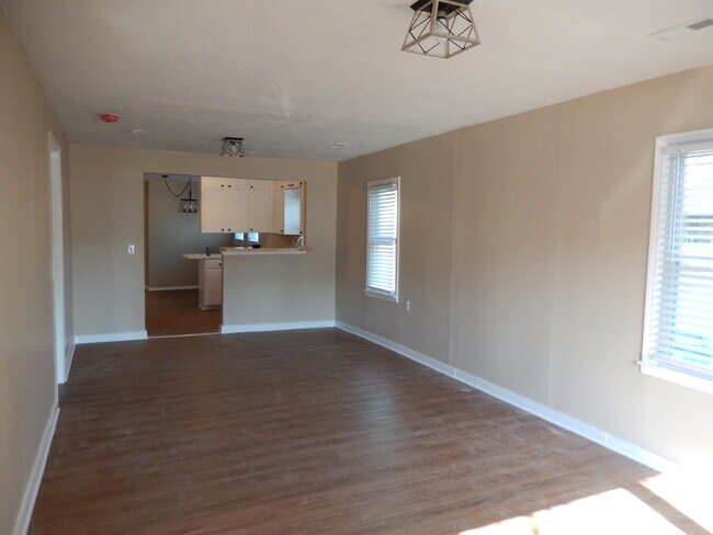 Building Photo - 1609 McKinley Ave NE