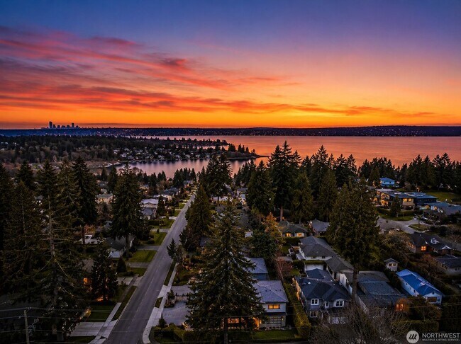 Foto del edificio - 5bd/4ba Kirkland Home