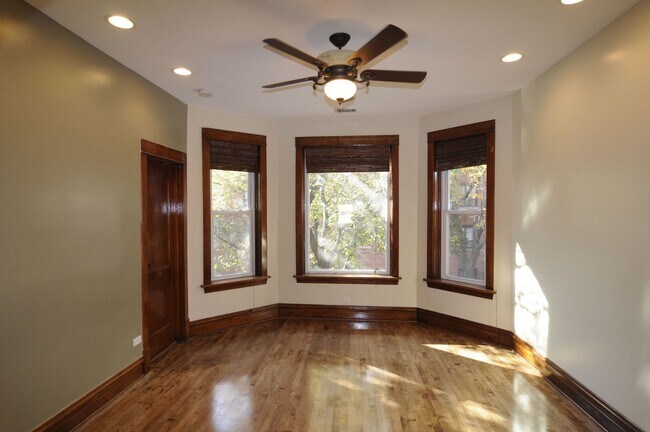 Foto del edificio - 2654 W Schubert Ave