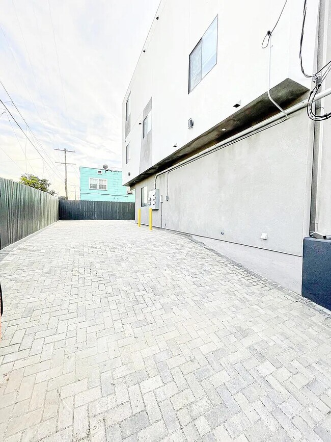 Foto del edificio - 4570 Oakwood Ave