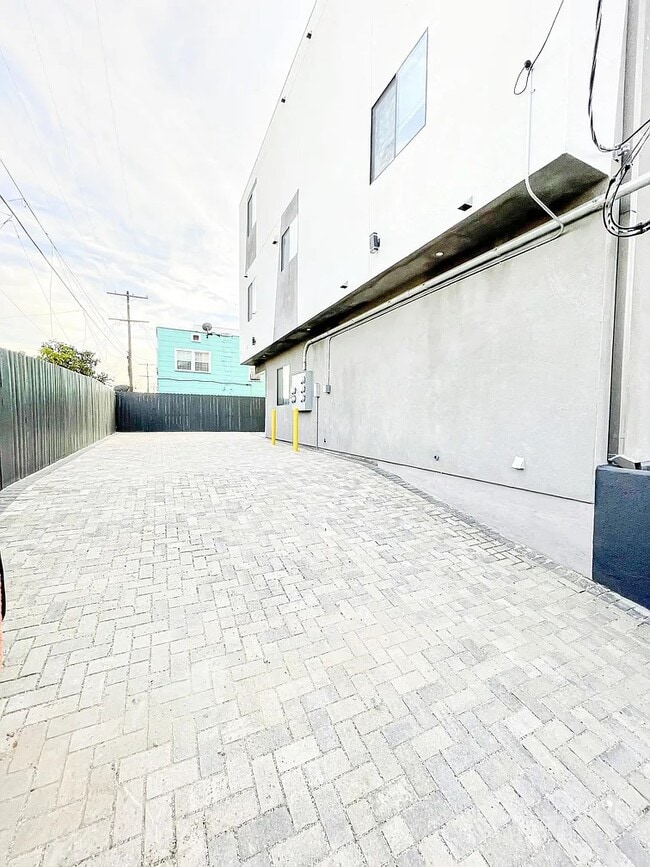 Photo - 4570 Oakwood Ave Apartment