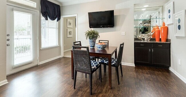 Foto del edificio - Convenient Location, Resort-Style Comfort!