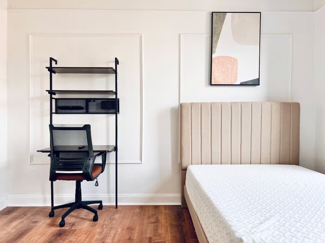 Building Photo - Furnished room/NOT APARTMENT