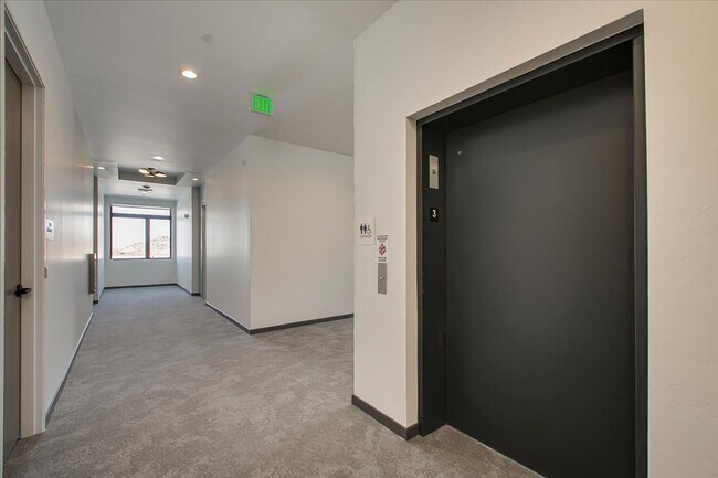 Foto del edificio - Absolutely! This home offers the perfect blend of luxury, convenience, and comfort.