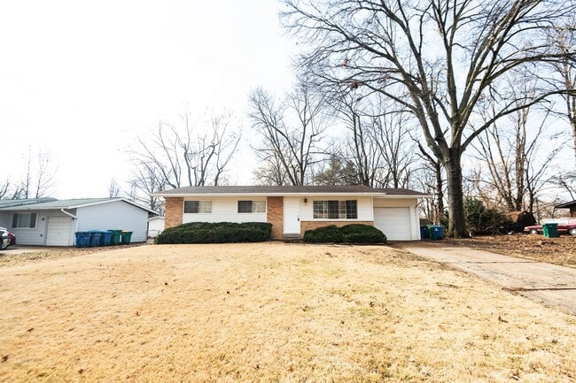Building Photo - Lovely 3 Bedroom 2 Bathroom Home