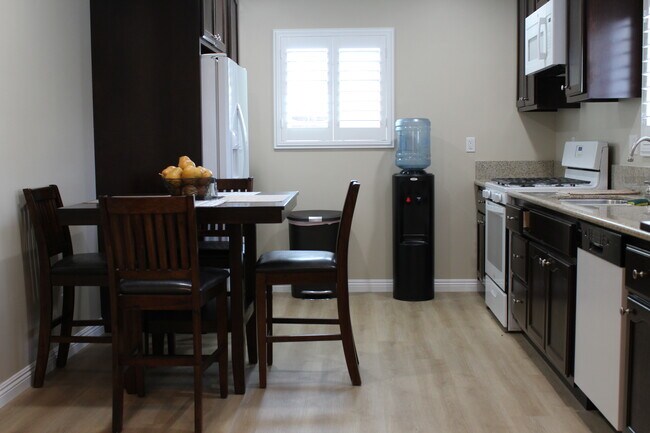 Cocina - 8864 Earhart Ave