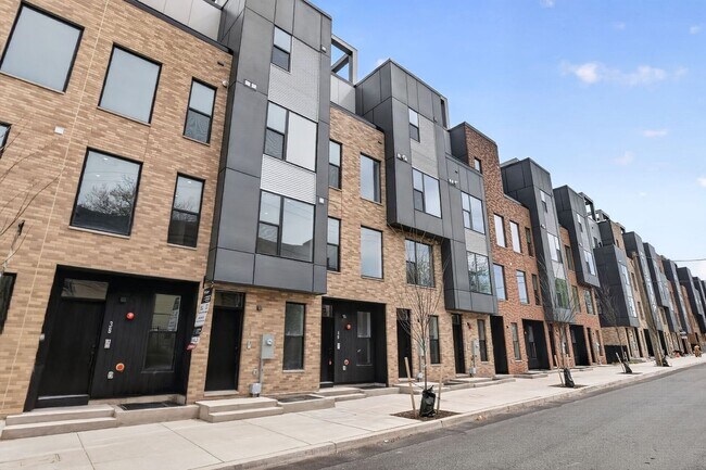 Foto del edificio - Garage parking, private outdoor space, and skyline views—this Northern Liberties home checks ever...
