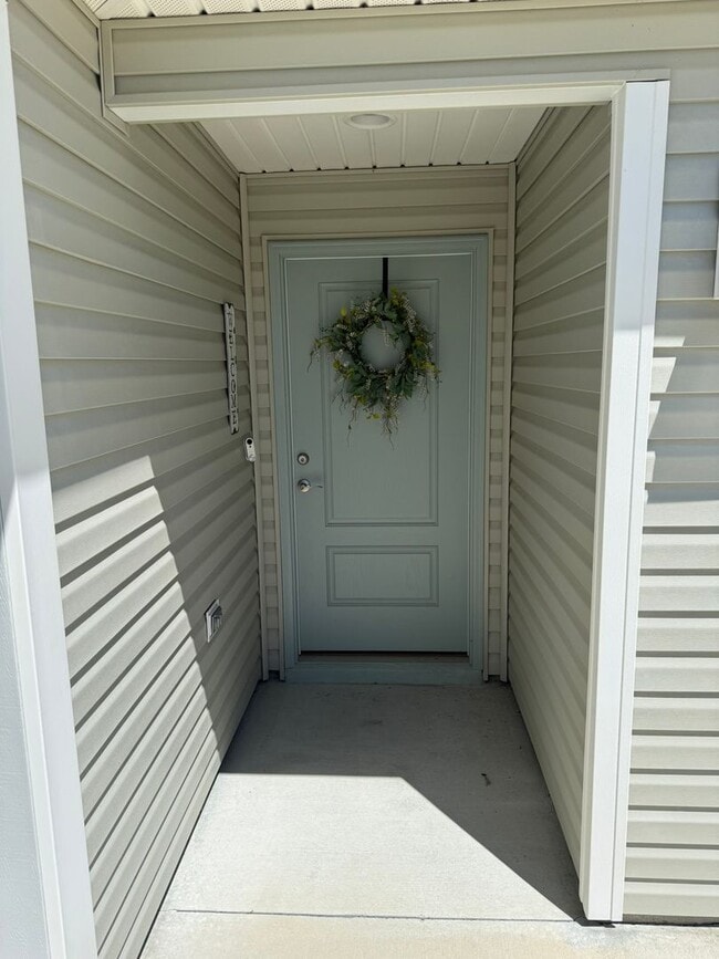 Building Photo - Fully Furnished, 3 Bed, 2 Bath, Turnkey ANNUAL Lease in the Village of Lake Denham