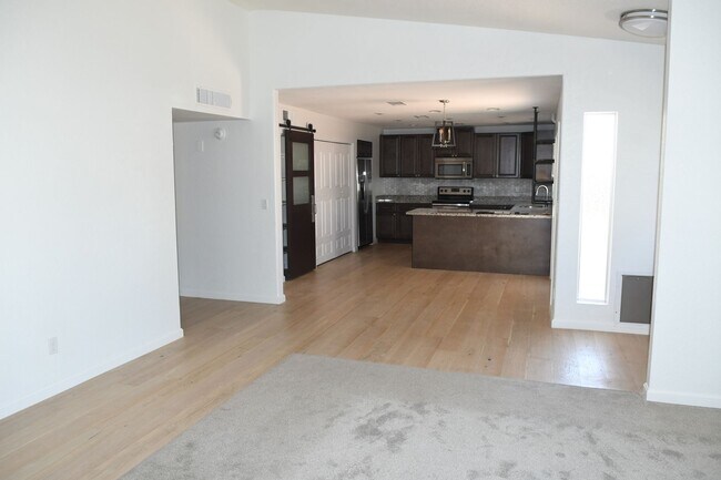 Foto del edificio - 8681 E Latham St