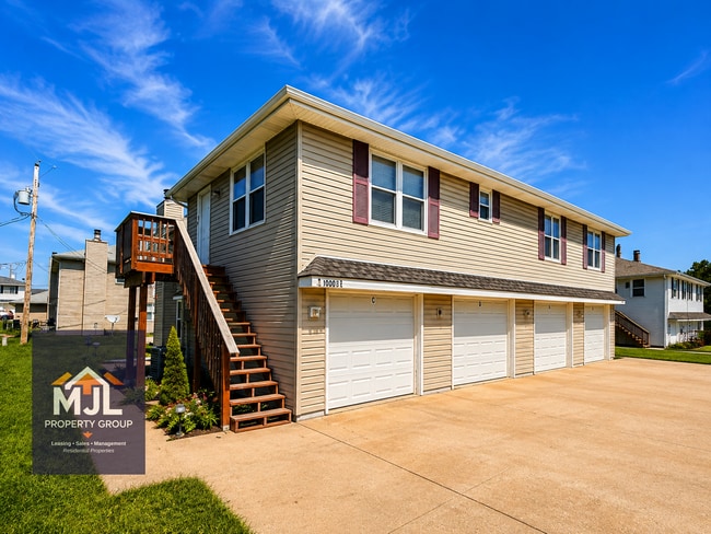 Building Photo - Renovated 2 Bedroom/ 1 Bath Apartment with Garage *READY NOW*