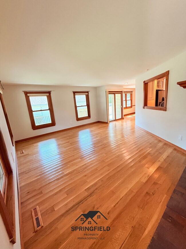Foto del edificio - Location-Location, 4 BR / 2 Living Areas in SE Springfield w/ An Amazing Out Door Kitchen - Grill...