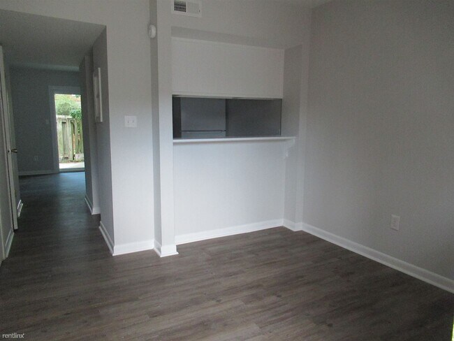 Foto del edificio - 2 br, 1.5 bath Townhome - 611 E 11th St Pi...