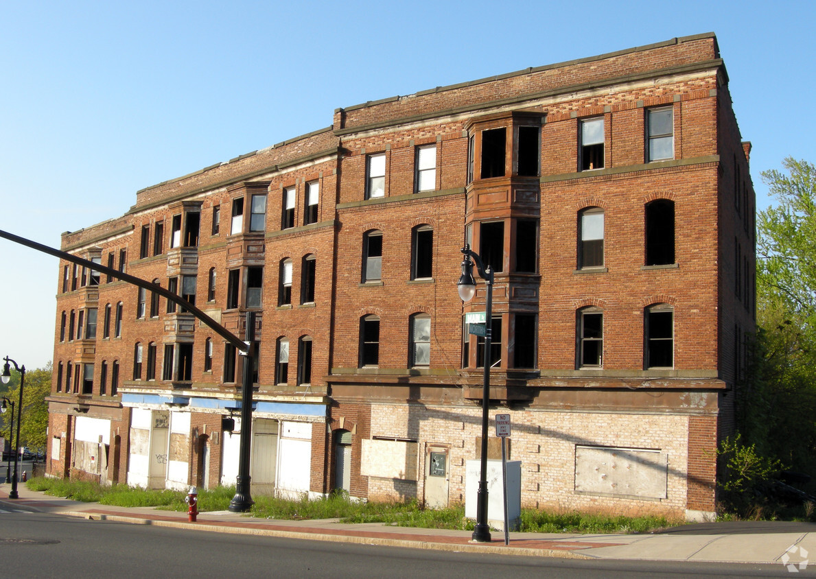 Building Photo - 608-624 Main St