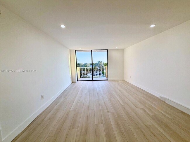 Foto del edificio - 2350 NE 135th St