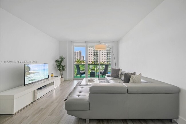 Foto del edificio - 19370 Collins Ave