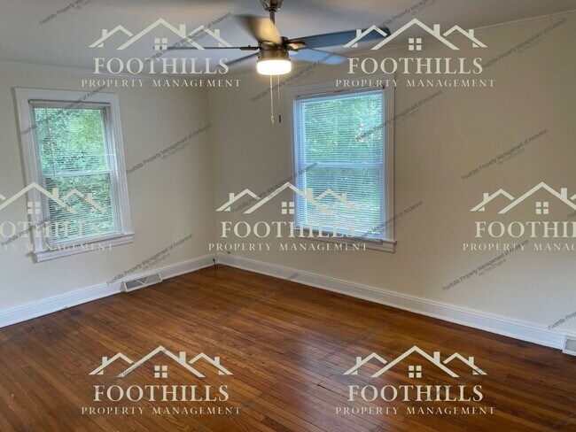 Foto del edificio - 2704 Whitehall Ave