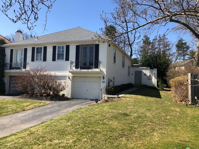 Main entrance on the side - 25 Hansen Ct