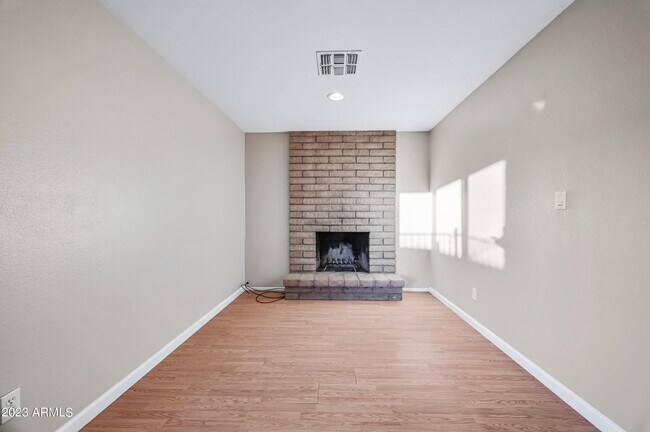Building Photo - 1226 W Halstead Dr