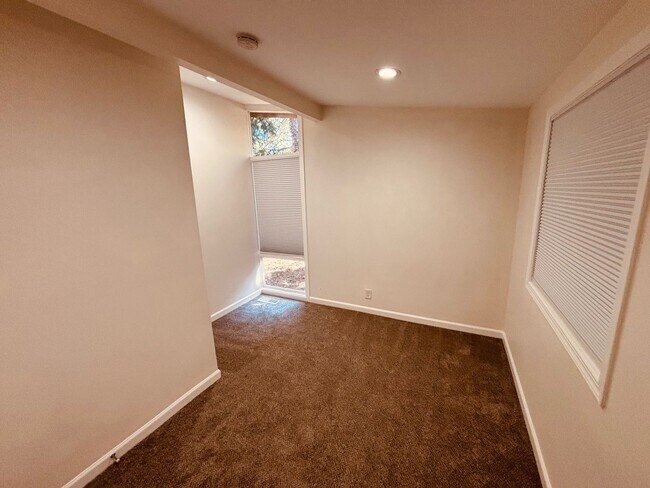 Building Photo - Charming 4 bedroom 2 bath home- West Linn, OR