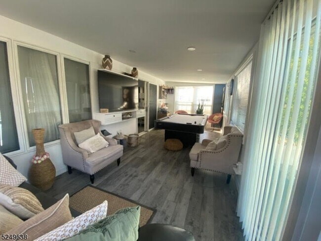 Foto del edificio - 157 Garibaldi Ave