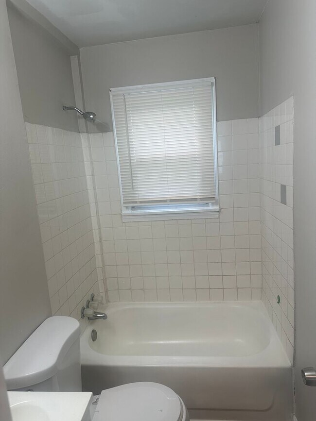 Foto del edificio - A beautiful newly renovated 3 Bed, 1 full ...