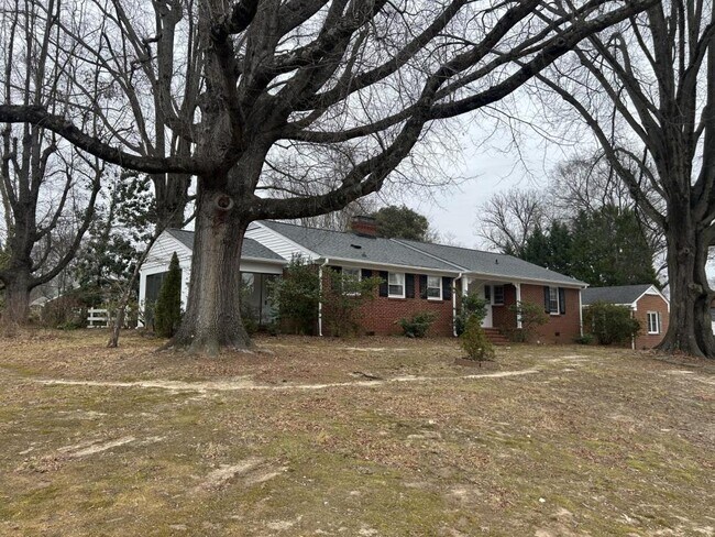 Building Photo - 2112 Villa Dr