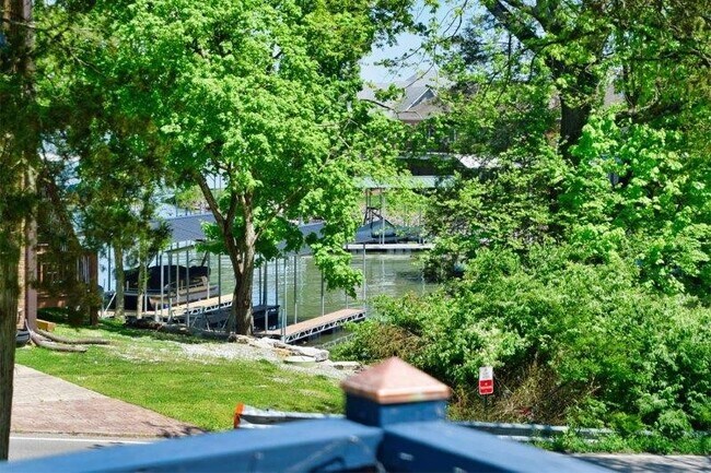 Building Photo - 3008 Lakeshore Dr