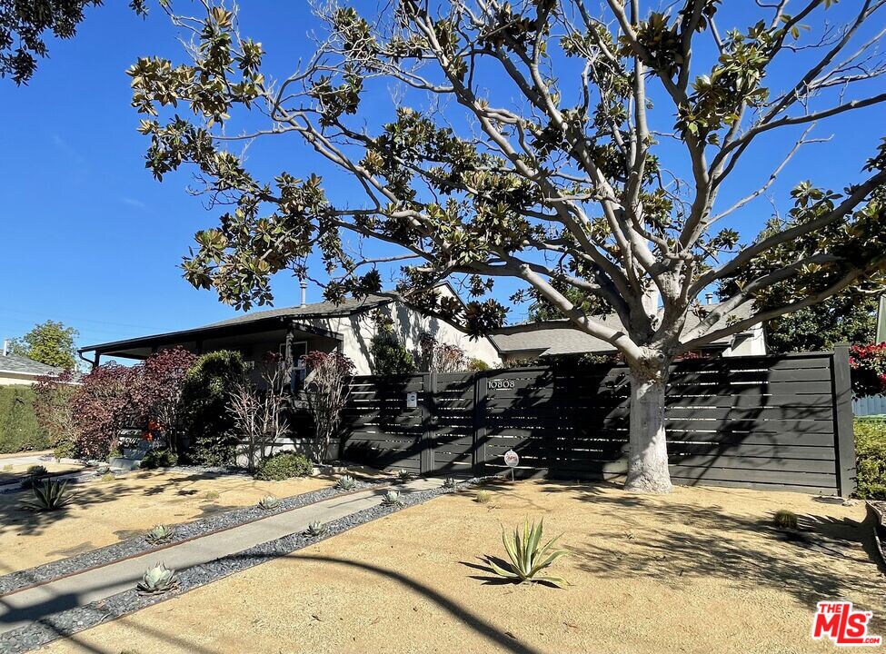 Primary Photo - 10808 Overland Ave