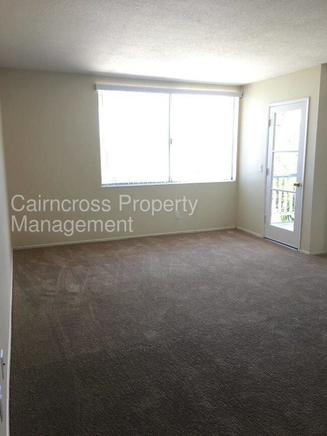 Building Photo - 2BR / 2BA Top-Floor Condo