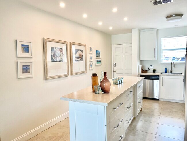with 10 foot island. - 6025 Shore Blvd S