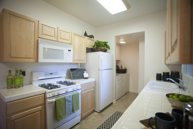 Kitchen - Crescent Heights Luxury Apartment Homes