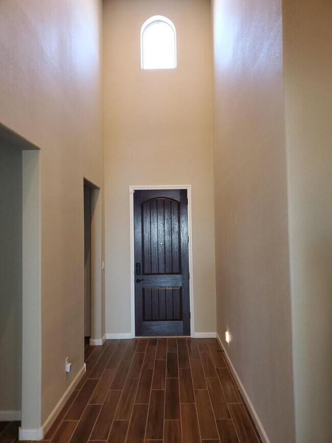 Building Photo - Beautiful Home in great location